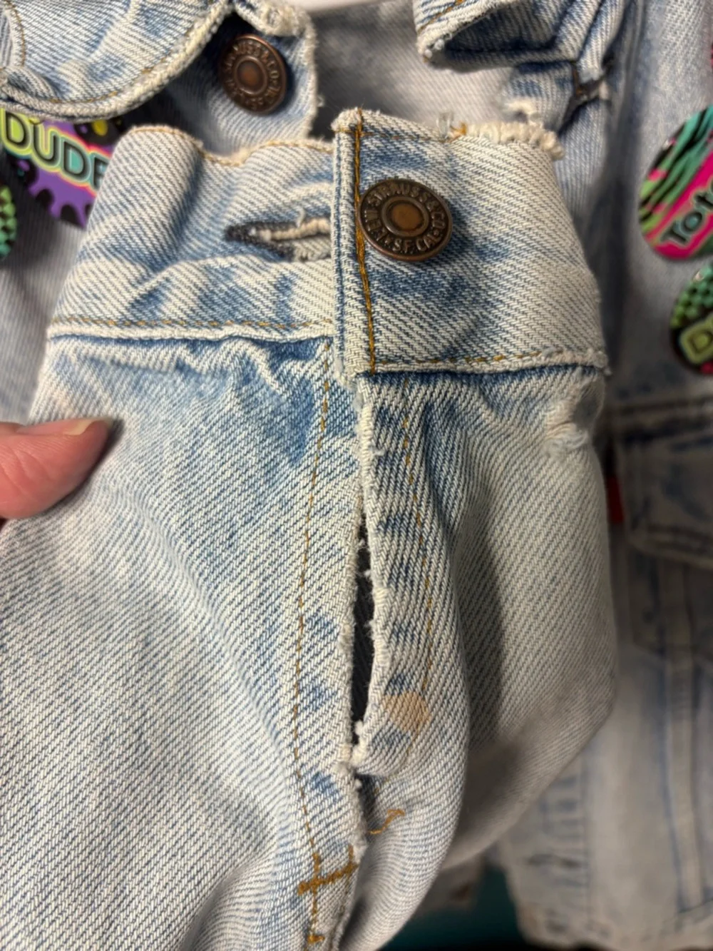 Vintage Levi's Light Blue Denim Jacket with Colorful 80’s Pins - Picture 7 of 10